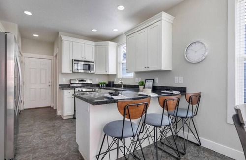 Daybreak House | PETS | Long Stays | Daybreak Community