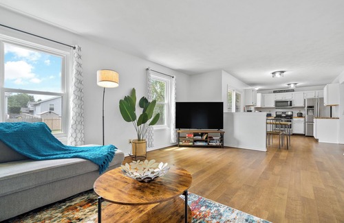 Rockford House | Pets welcome! King Bed+WiFi+Deck&Fenced back yard