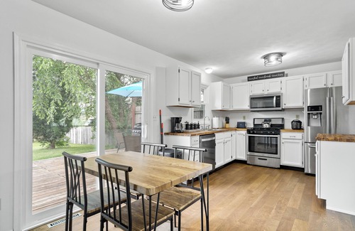Rockford House | Pets welcome! King Bed+WiFi+Deck&Fenced back yard