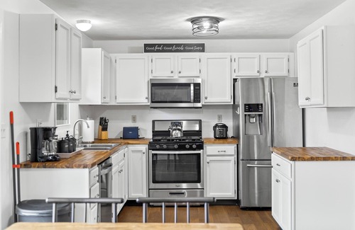 Rockford House | Pets welcome! King Bed+WiFi+Deck&Fenced back yard