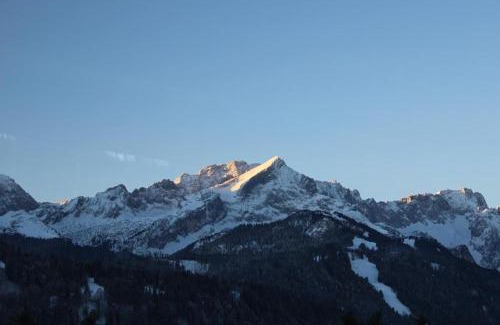 Garmisch-Partenkirchen House | Pfeiffer Alm am Sonnenhang mit Blick auf die Zugspitze