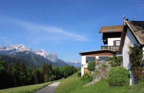 Garmisch-Partenkirchen House | Pfeiffer Alm am Sonnenhang mit Blick auf die Zugspitze