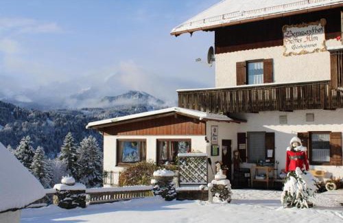 Garmisch-Partenkirchen House | Pfeiffer Alm am Sonnenhang mit Blick auf die Zugspitze