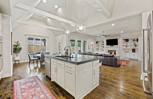 Tulsa House | PGA Tournament-5 miles to Southern Hills CC-Golf Getaway-Backyard Putting Green