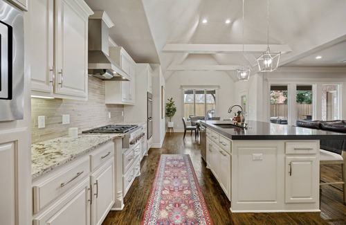 Tulsa House | PGA Tournament-5 miles to Southern Hills CC-Golf Getaway-Backyard Putting Green