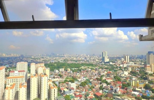 Highway Hills Condo | 37 Condo 100MBPS UNLI Wi-Fi & Netflix @The Metro