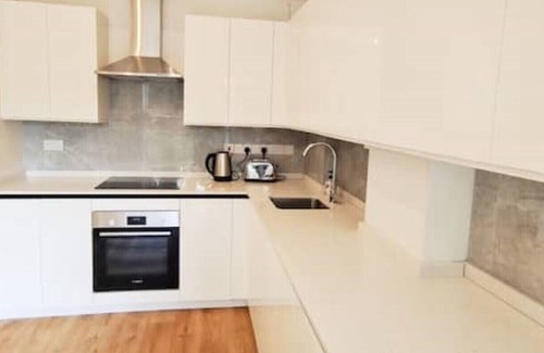 Carshalton Central Apartment | Phlox Garden Flat 2