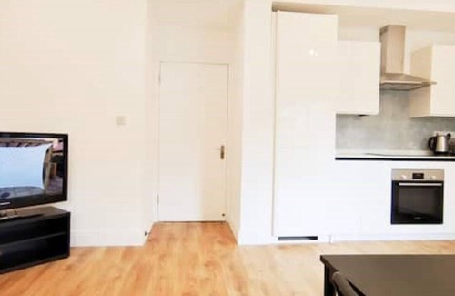 Carshalton Central Apartment | Phlox Garden Flat 2
