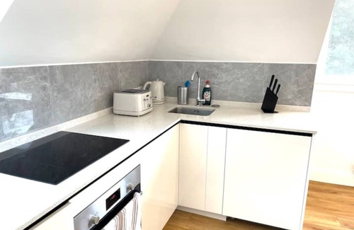 Carshalton Central Apartment | Phlox Garden Flat 4
