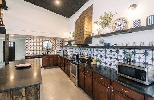 Williamstown House | Pickle Barn - Sleeps 20, Close to Ark, Great for Groups and Large Families