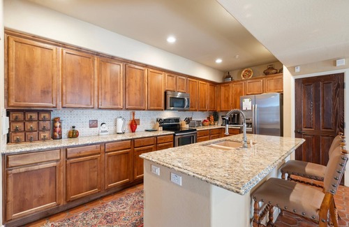 Desert Ridge Condo | Pickleball court & Huge Pool