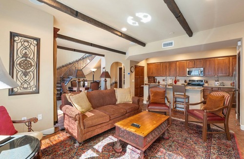 Desert Ridge Condo | Pickleball court & Huge Pool