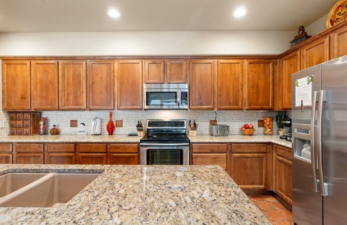 Desert Ridge Condo | Pickleball court & Huge Pool