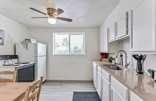 Bountiful Apartment | PickleBall Courts Close By, Quiet Neighborhood