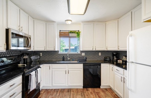 Lakeview House | Pickleball, Golf, Arcade, Sleeps 15 people! Near Mountains, Ski Resorts, BYU/UVU