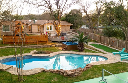 Oakwell Farms House | Pickleball & Heated Pool & Game Room & Mini Golf