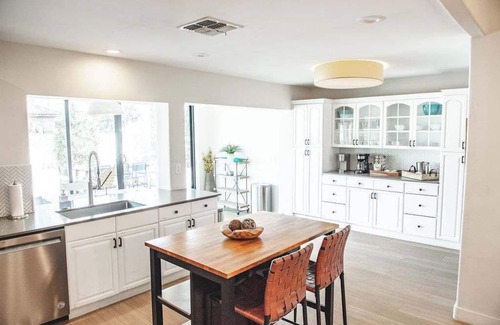 Avant House | Pickleball~Heated Pool~Spa~Basketball Court