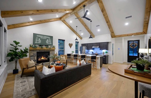Broken Bow House | Pickleball, Pool, Splash Fountain ,Clubhouse , Walking Trails , Basketball