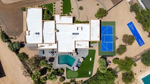 Paradise Valley Village House | Pickleball & Putt Putt Pool Hot Tub Loungers