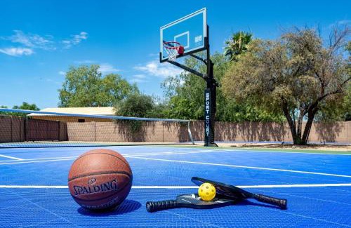 Paradise Valley Village House | Pickleball & Putt Putt Pool Hot Tub Loungers