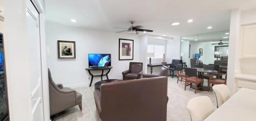 South Scottsdale House | Pickleball, Tennis, Pool Spa, Bike Trail, Private