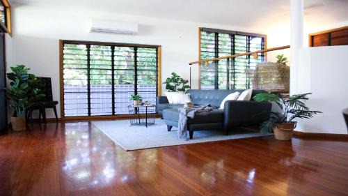 Picnic Bay House | Picnic House, Luxurious Tropical House