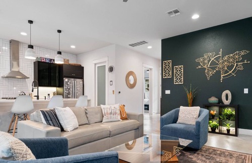Holly House | Picture-Perfect + Trendy Vibes Minutes From Rainey