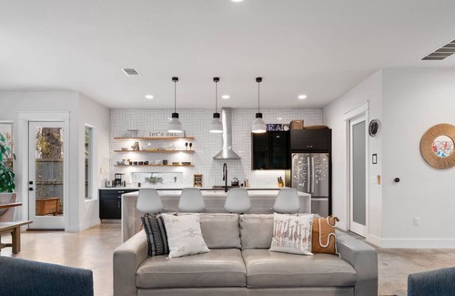 Holly House | Picture-Perfect + Trendy Vibes Minutes From Rainey
