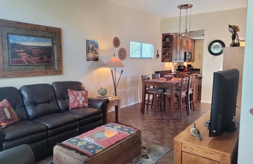 Tucson Condo | Picture Window Perfect-1 bedrm/den Stunning Mountain View- Many upgrades!