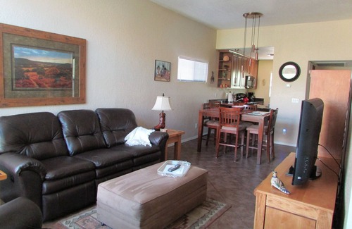 Tucson Condo | Picture Window Perfect-1 bedrm/den Stunning Mountain View- Many upgrades!