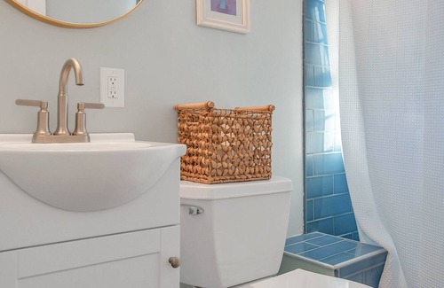 Clinton Cottage | Picturesque escape to the beach... Dogs Welcome!
