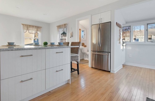 Clinton Cottage | Picturesque escape to the beach... Dogs Welcome!