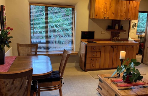 Lake Hayes Cottage | Picturesque Lake and Mountain Setting
