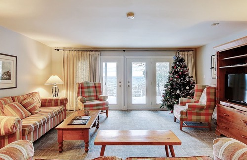 Georgina Cottage | Picturesque Lakeview Lodge At Lake Simcoe (First Tee)