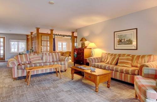 Georgina Cottage | Picturesque Lakeview Lodge At Lake Simcoe (First Tee)