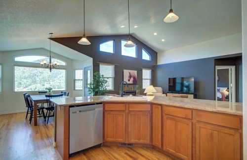 Palmer Lake House | Picturesque 'Pueblo' at Palmer Lake Sleeps 14