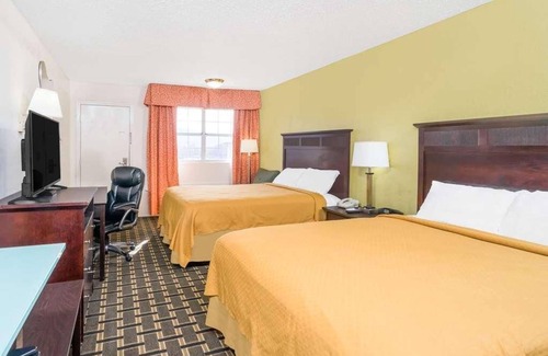 Lookout Valley Neighborhood Association Hotel | Picturesque View! w/Free Parking & Outdoor Pool, Near Creative Discovery Museum