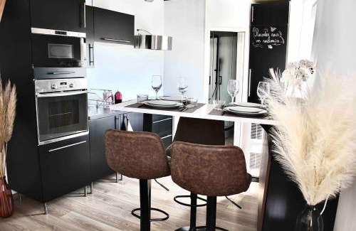Irigny Apartment | Pied à terre - Mezzanine studio - Private parking