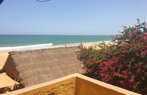 Toubab Dialao Apartment | Pieds Dans L'eau : Grand Studio Avec 2 Lits Double et Terrasse Devant L'océan