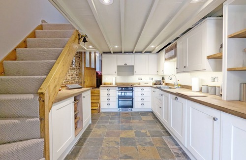 Pulborough Cottage | Piemans Cottage - a cottage that sleeps 5 guests in 2 bedrooms