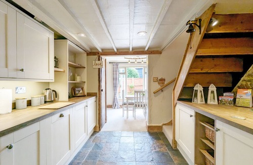Pulborough Cottage | Piemans Cottage - a cottage that sleeps 5 guests in 2 bedrooms