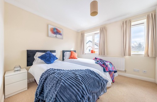Maidenhead House | Pierocks Wickets, Free Parking, Hot tub and WI-FI