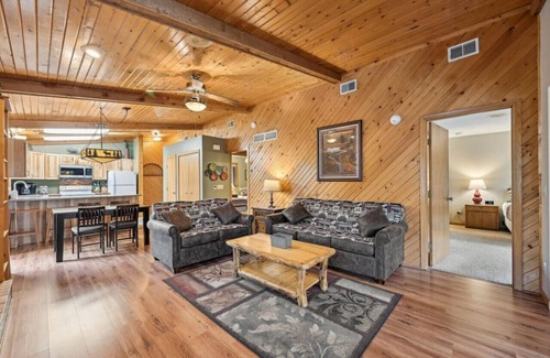 Lake Delton Apartment | Piers & Pines II at Island Pointe