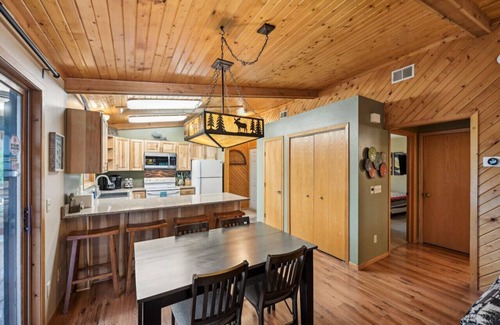 Lake Delton Apartment | Piers & Pines II at Island Pointe