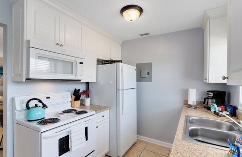 Indian Harbour Beach Apartment | Pierview~ Walk to the beach, Pool, BBQ, Gym, Games