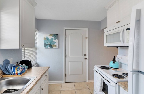 Indian Harbour Beach Apartment | Pierview~ Walk to the beach, Pool, BBQ, Gym, Games