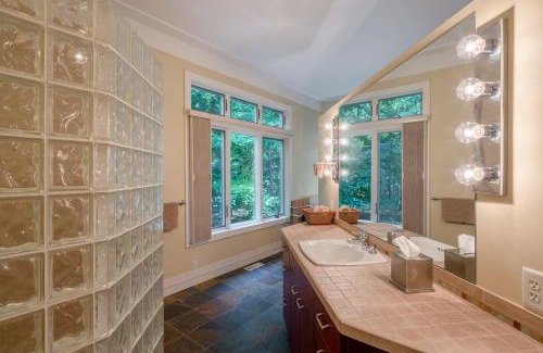 Holland Bed & Breakfast | Pigeon Creek Inn - Adults Only