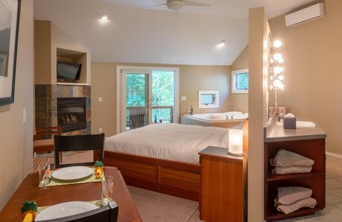 Holland Bed & Breakfast | Pigeon Creek Inn - Adults Only