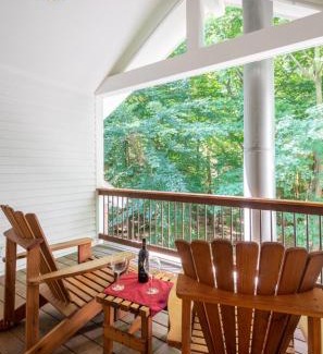 Holland Bed & Breakfast | Pigeon Creek Inn - Adults Only