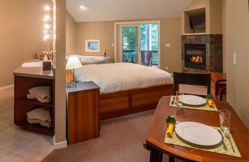 Holland House | Pigeon Creek Inn